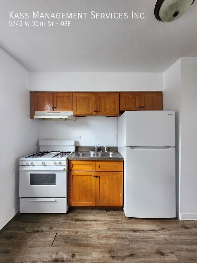 Foto del edificio - 5741 W 35th St