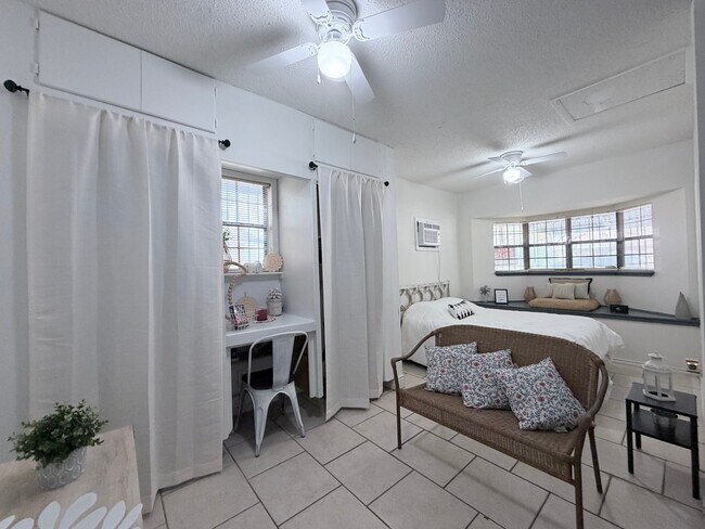 Foto del edificio - 7418 Meadow Cliff St