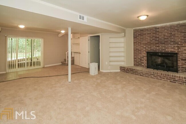 Building Photo - 2700 Westchester Dr