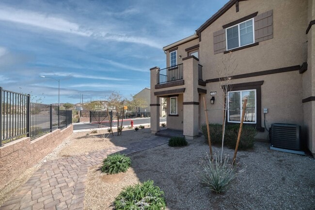 Foto del edificio - LOVELY 2-STORY 3-BEDROOM MOVE-IN READY TOW...