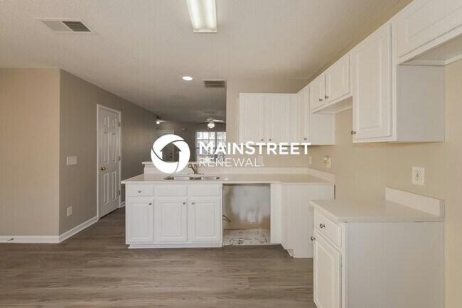 Foto del edificio - 3 Bedroom Pet-Friendly Home in McDonough, ...