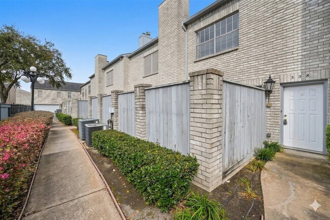 Foto del edificio - 338 Wilcrest Dr