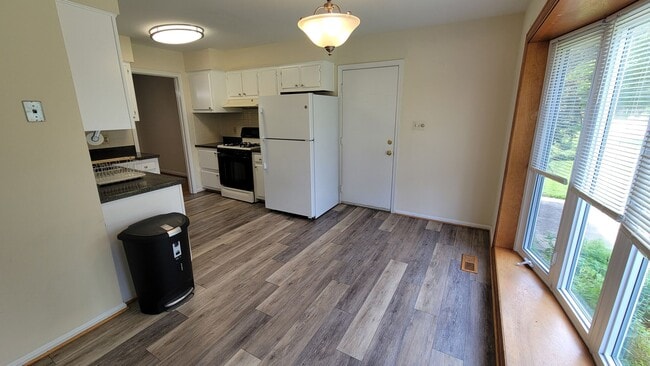 Building Photo - Stunning 4 Bedroom 2.5 Bathroom 3-Level Ho...
