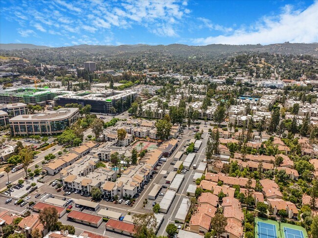 Foto del edificio - 21500 Burbank Blvd