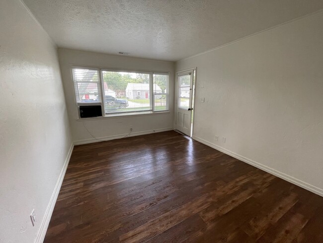 Building Photo - 2022 S 47th St