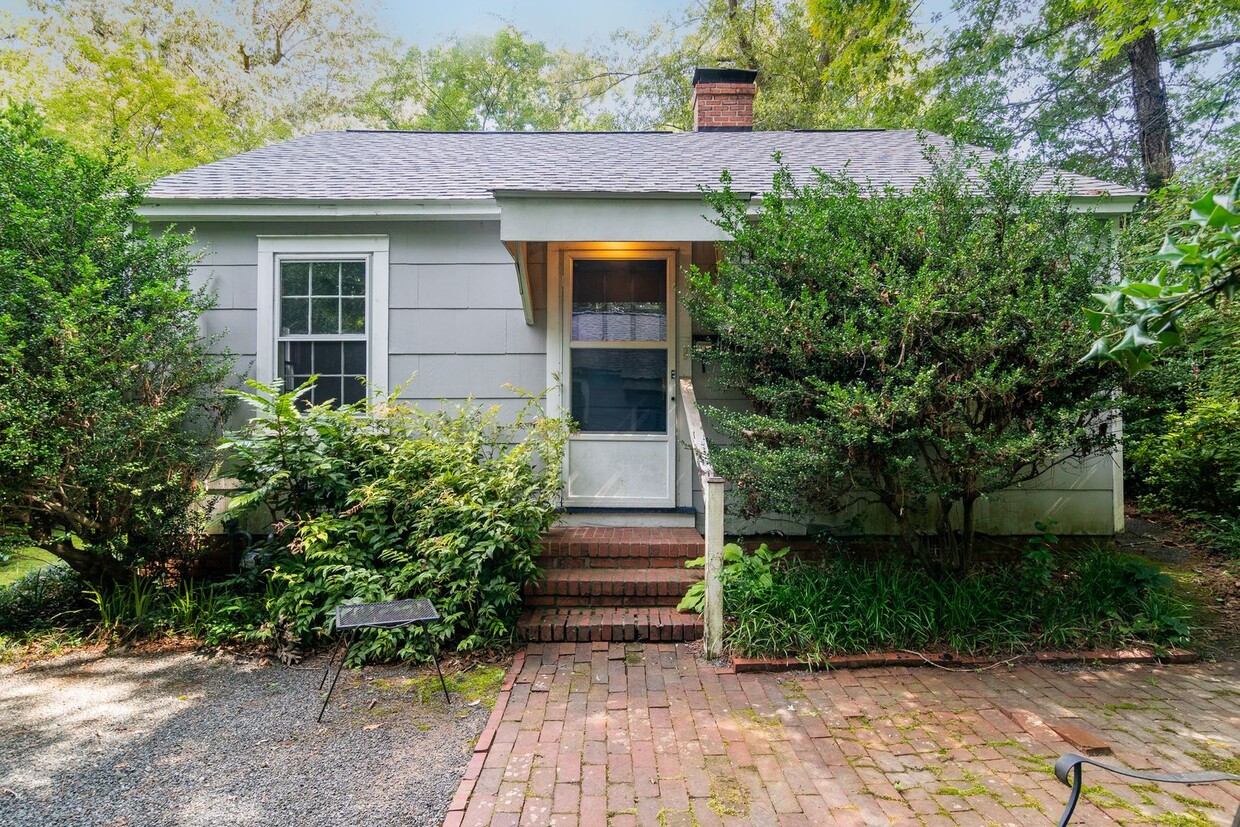 Primary Photo - **APPLICATION PENDING** Adorable 2 bedroom...