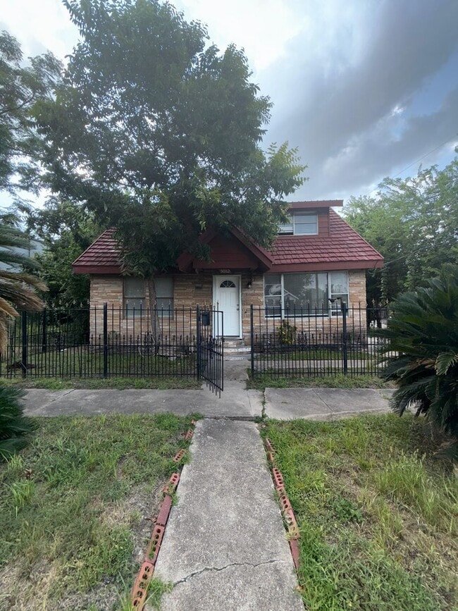 Building Photo - 3012 Live Oak St