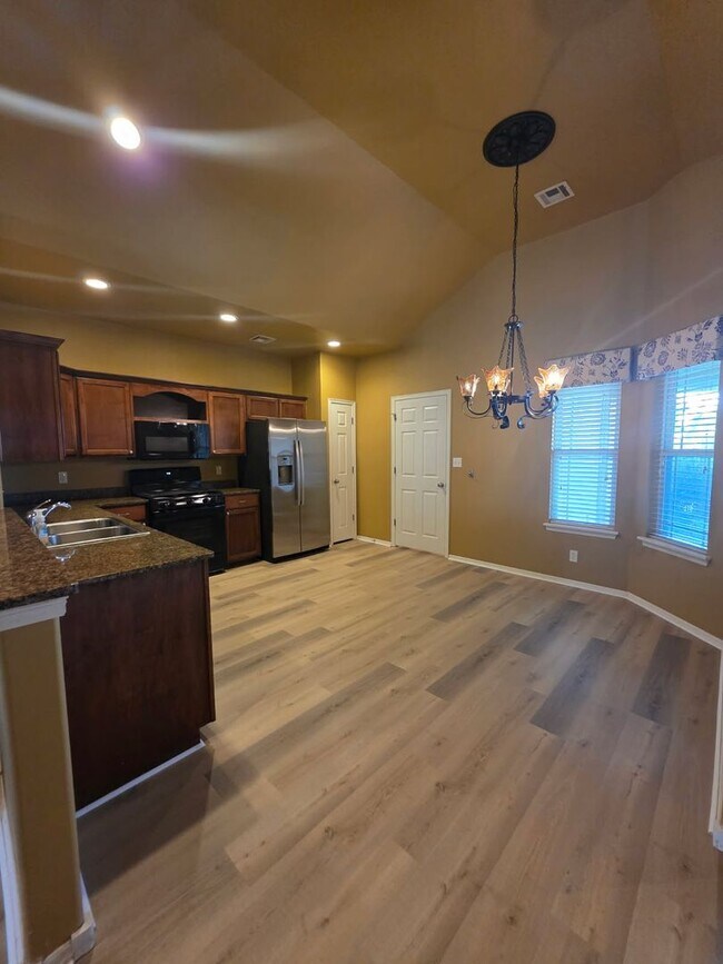 Foto del edificio - Beautiful home offers open floor plan with...