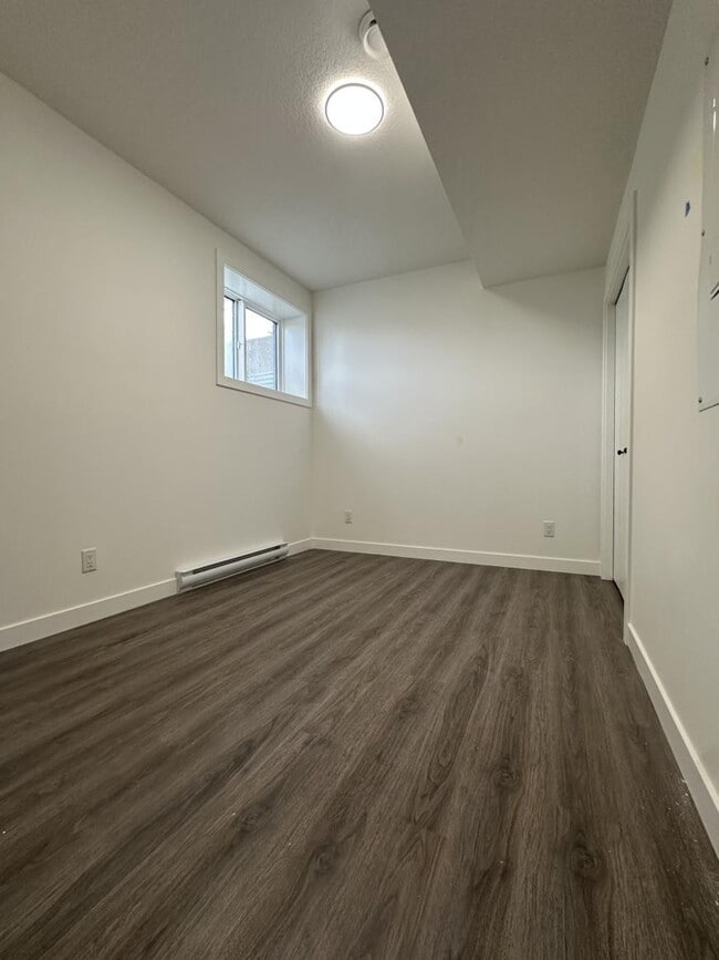 Building Photo - 1.0 bedroom in Calgary Alberta T2M 2H1