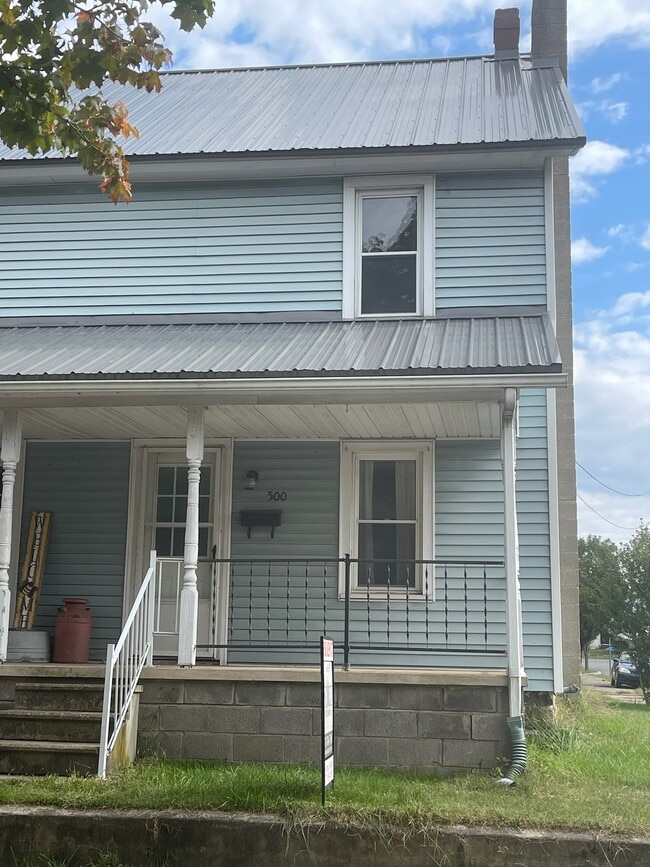 Building Photo - 500 E 8th St