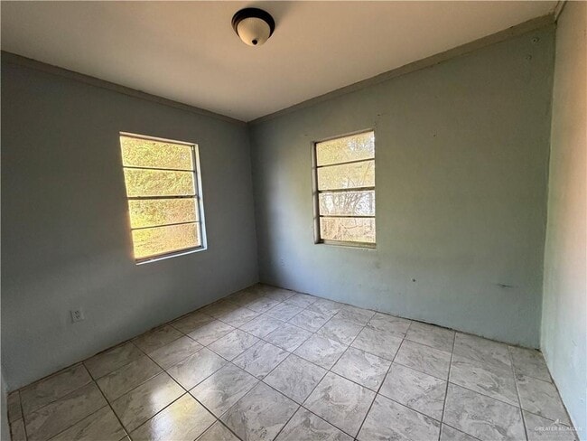 Foto del edificio - 10 Cardinal Ave W