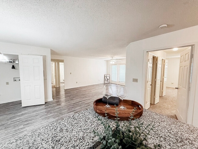 Building Photo - Brentwood Chase