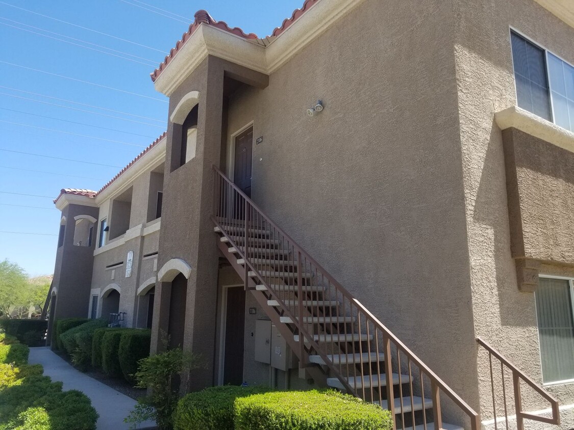 Foto principal - POOLSIDE 2 BEDROOM CONDO - SILVERADO RANCH!