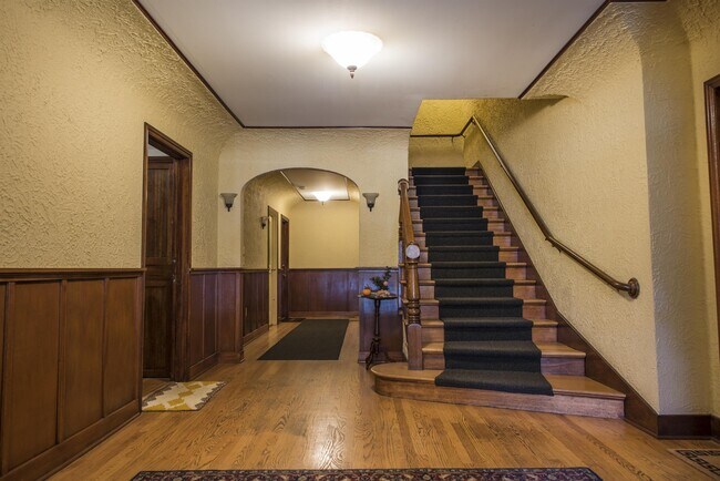 Foto del edificio - 2203 Yale Ave. E.