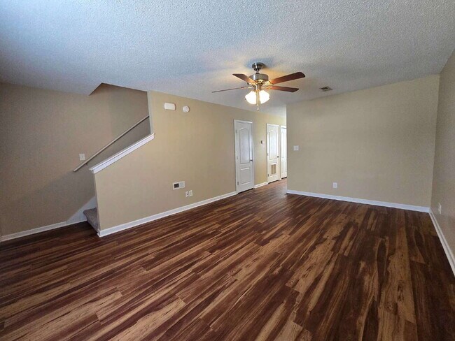 Foto del edificio - 541B Patriot Park Ct