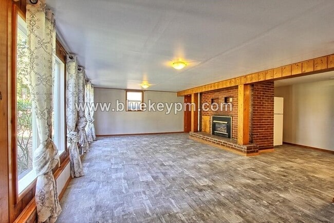 Foto del edificio - Spacious 3 Bed, 1 Bath Daylight Basement A...