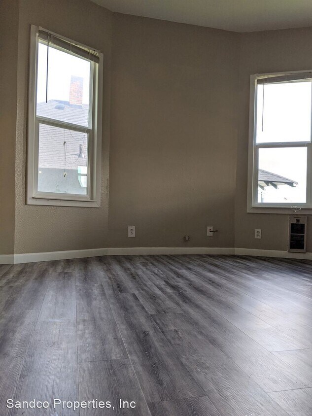 Building Photo - 624 N Ainsworth Ave