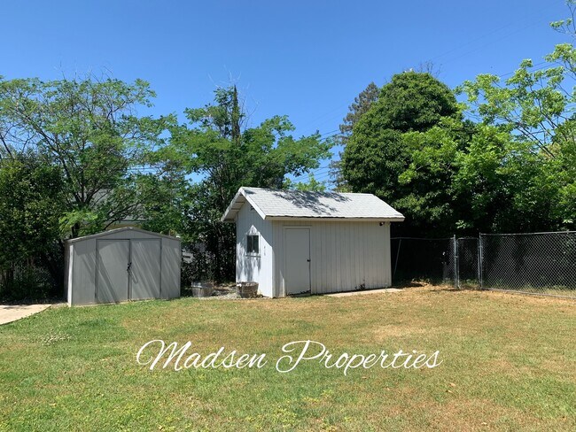 Foto del edificio - 2490 McClellan Ave