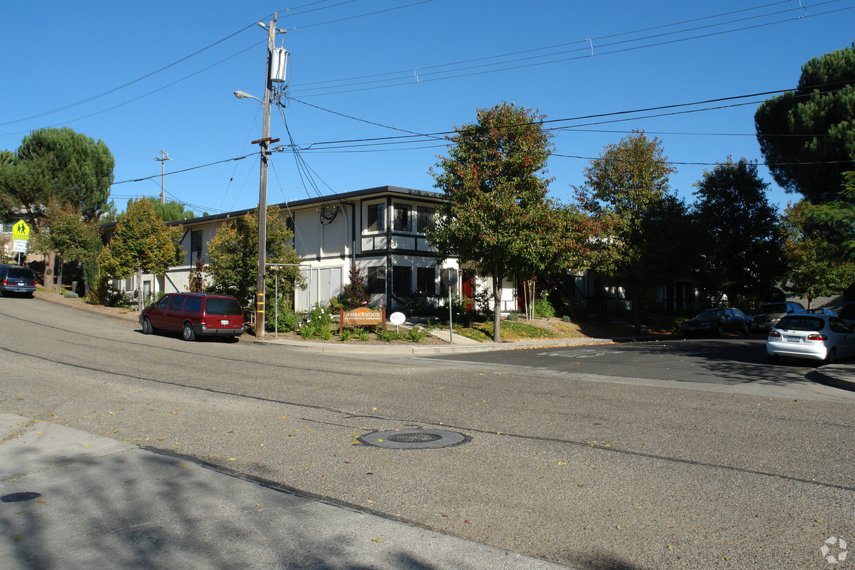 Primary Photo - Amberwood Apartments