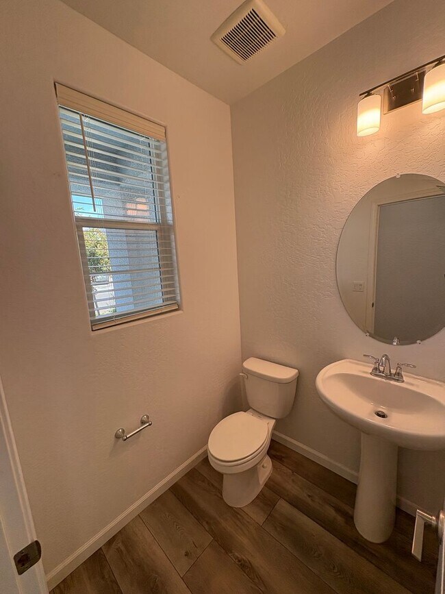 Foto del edificio - NW Visalia Home Available Now!
