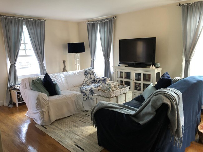 Foto del edificio - 219 Hollow Tree Ridge Rd