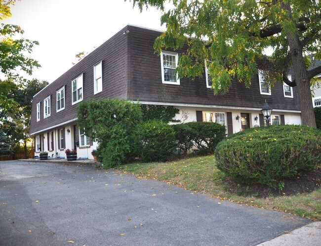 Building Photo - 570 Barrett Ave