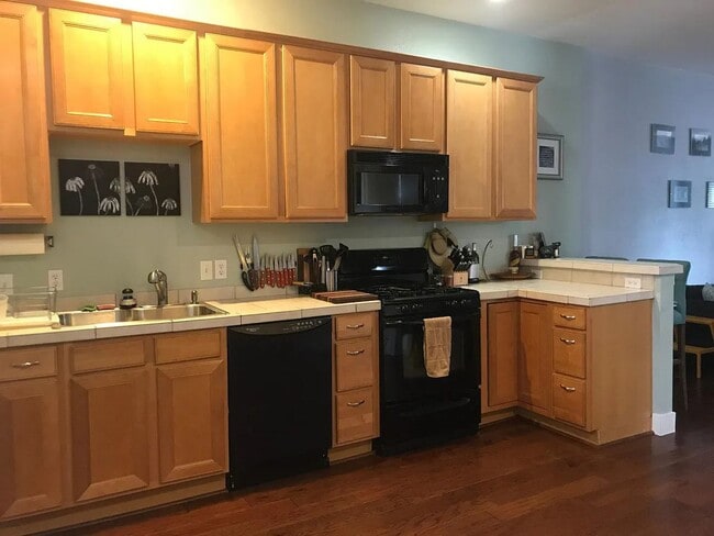 Building Photo - 1301 E 31st Ave