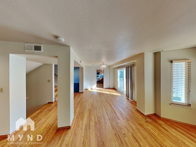 Building Photo - 125 Rosa Flora Cir