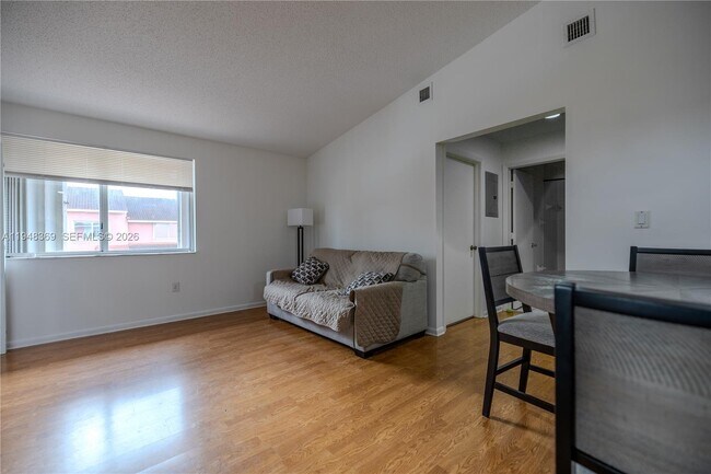 Building Photo - 8013 Lake Dr