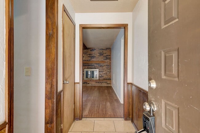 Building Photo - Cozy 3 Bed 2 Bath near Yukon High School