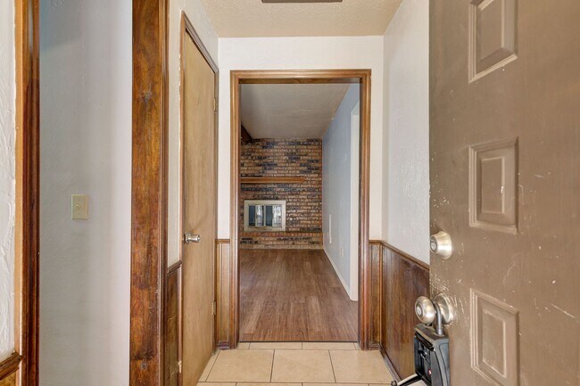 Foto del edificio - Cozy 3 Bed 2 Bath near Yukon High School