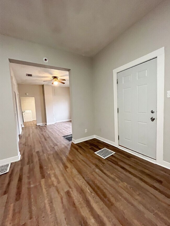 Foto del edificio - Remodeled Three Bedroom