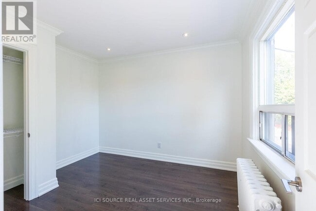 Photo du bâtiment - 253 Lakeshore Rd E