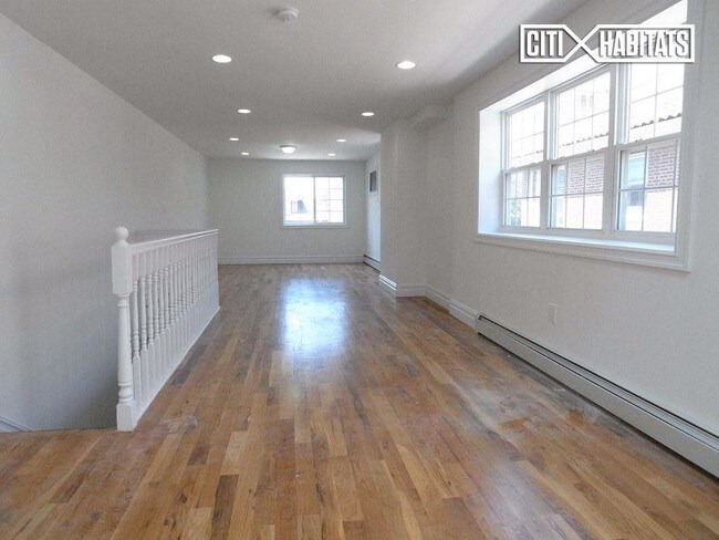 Foto del edificio - 393 E 49th St