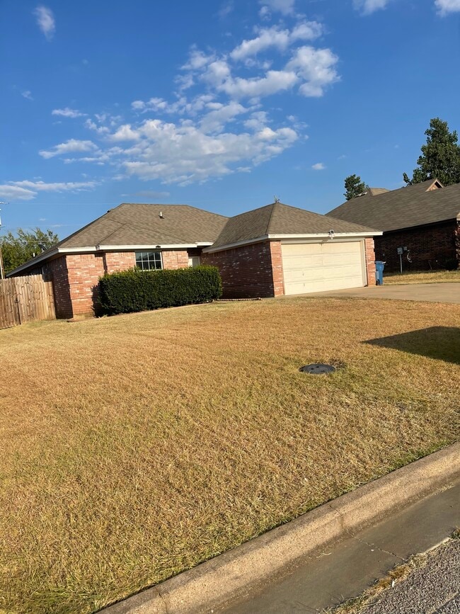 Building Photo - 1015 Jenny Dr
