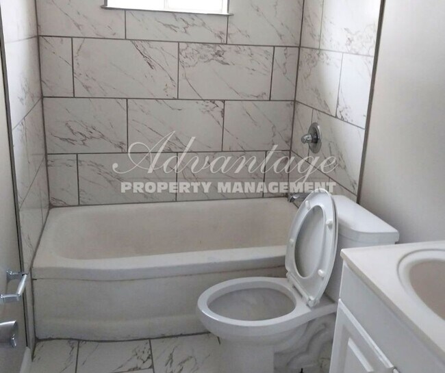 Building Photo - Newly Painted 4 Bed / 1.5 Bath in Westwood...