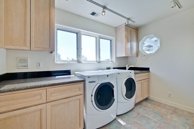 Foto del edificio - Large 3,767 sqft home on a 10,000 sqft lot- 2 bed located on 1st floor w/ separate entrance - Top...