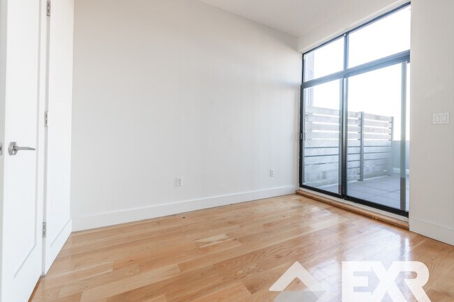 Foto del edificio - 5527 Myrtle Ave