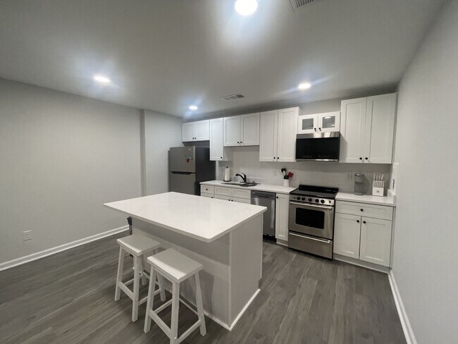 Foto del edificio - SPACIOUS COTTAGE FOR LEASE - AVAILABLE NOW!