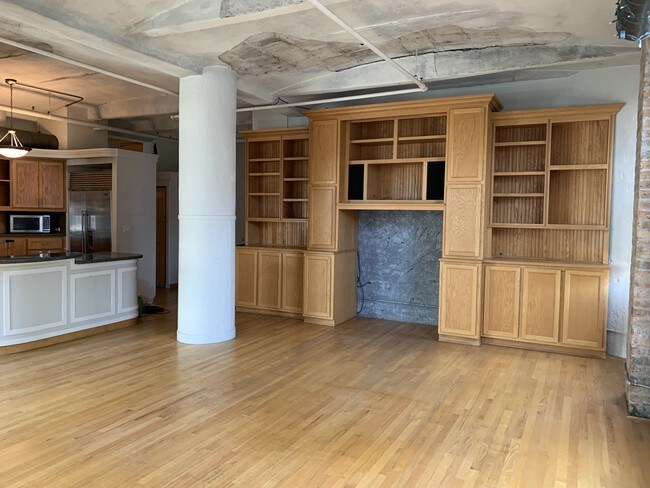 Living Room with extra high ceiling - 801 S Wells St