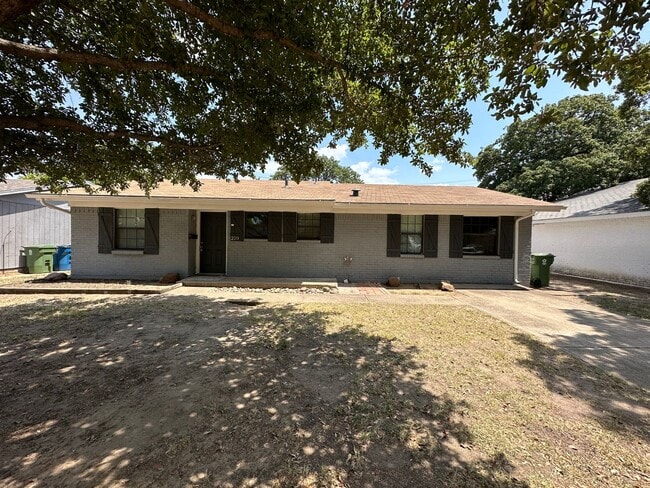 Building Photo - 220 S Shore Pl