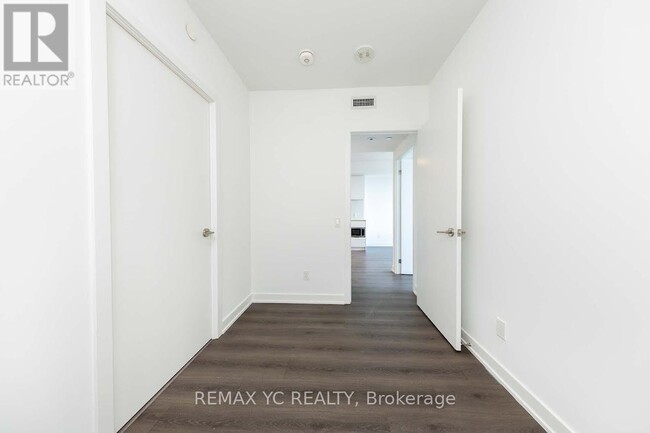 Photo du bâtiment - 8 Olympic Gdn Dr