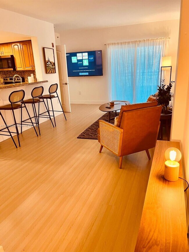 Foto del edificio - 120 Douglas Rd