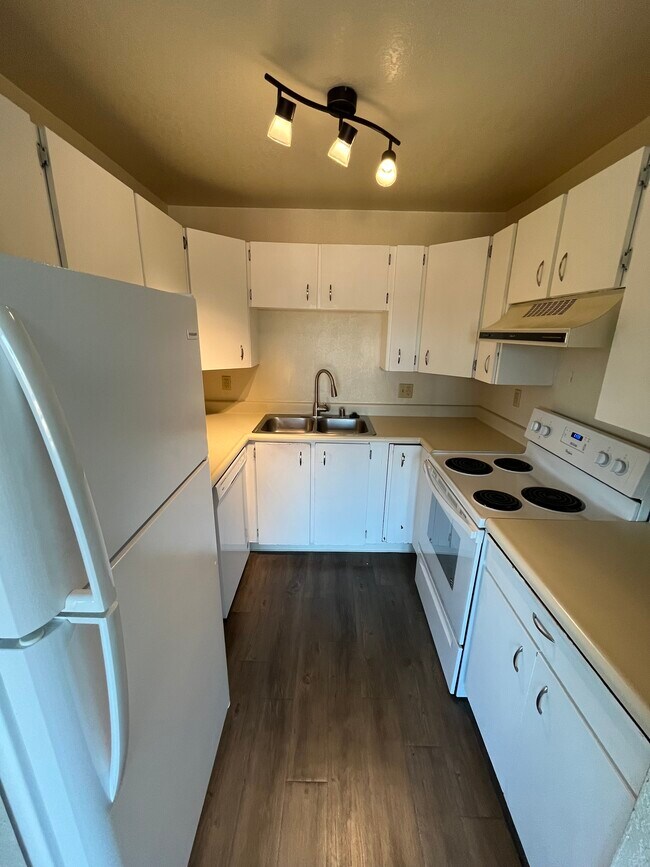 Building Photo - 1602 Naval Ave