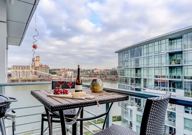Foto del edificio - Rare luxurious 3 bedroom condo on the wate...