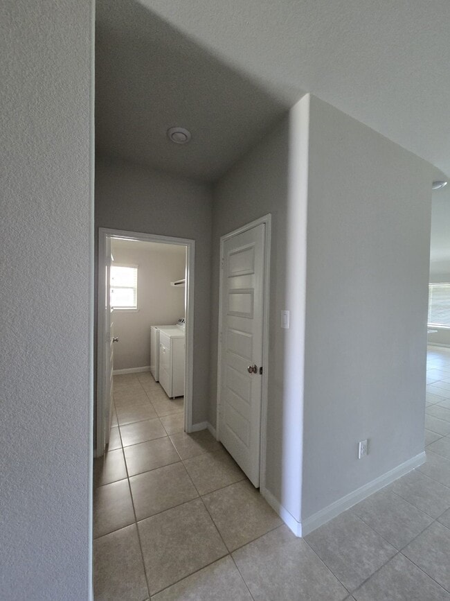 Building Photo - 2815 Dry Creek Dr