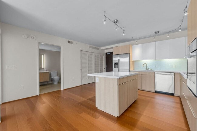 Building Photo - Available NOW - Highly Desired 1 BED 1 BATH in Kaakaako