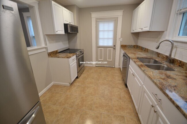 Foto del edificio - Beautifully refinished 3 bed 2 bath home in Evanston