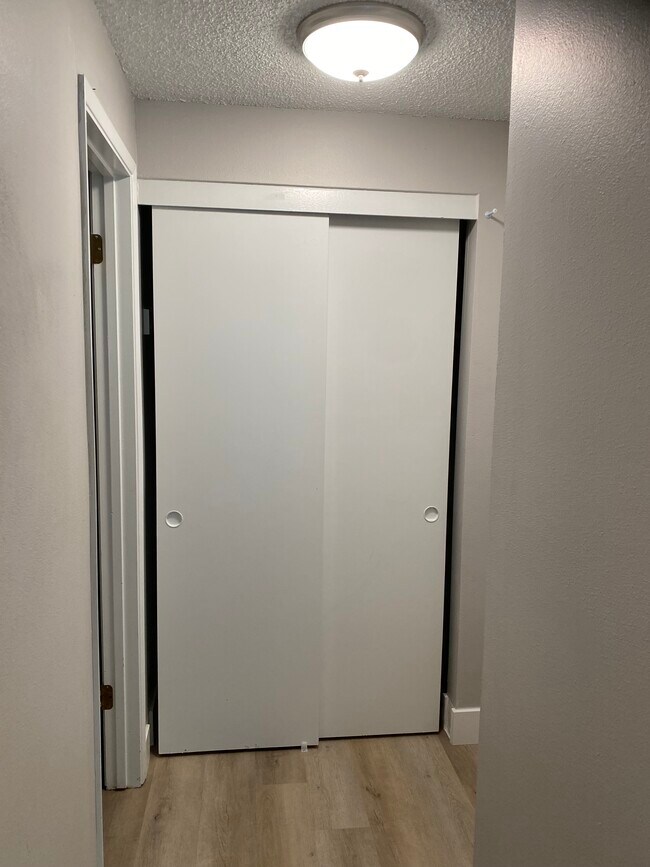 Building Photo - Fully renovated 2 bedroom, 1.5 bath apartm...