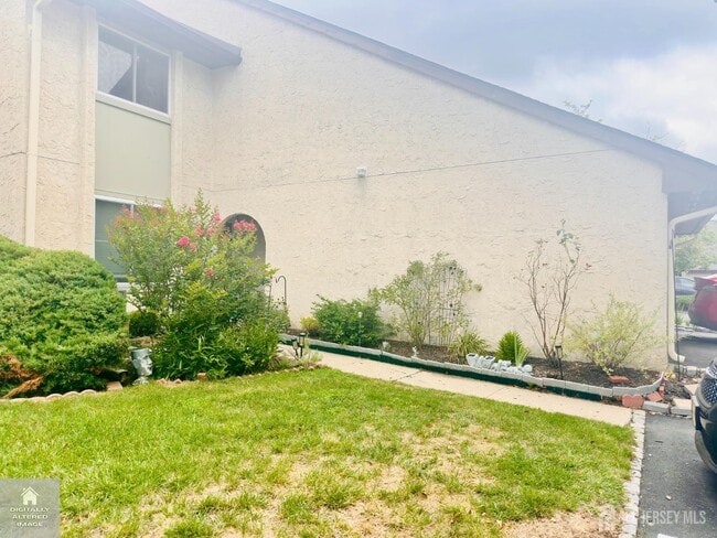 Building Photo - 163 Thoreau Dr